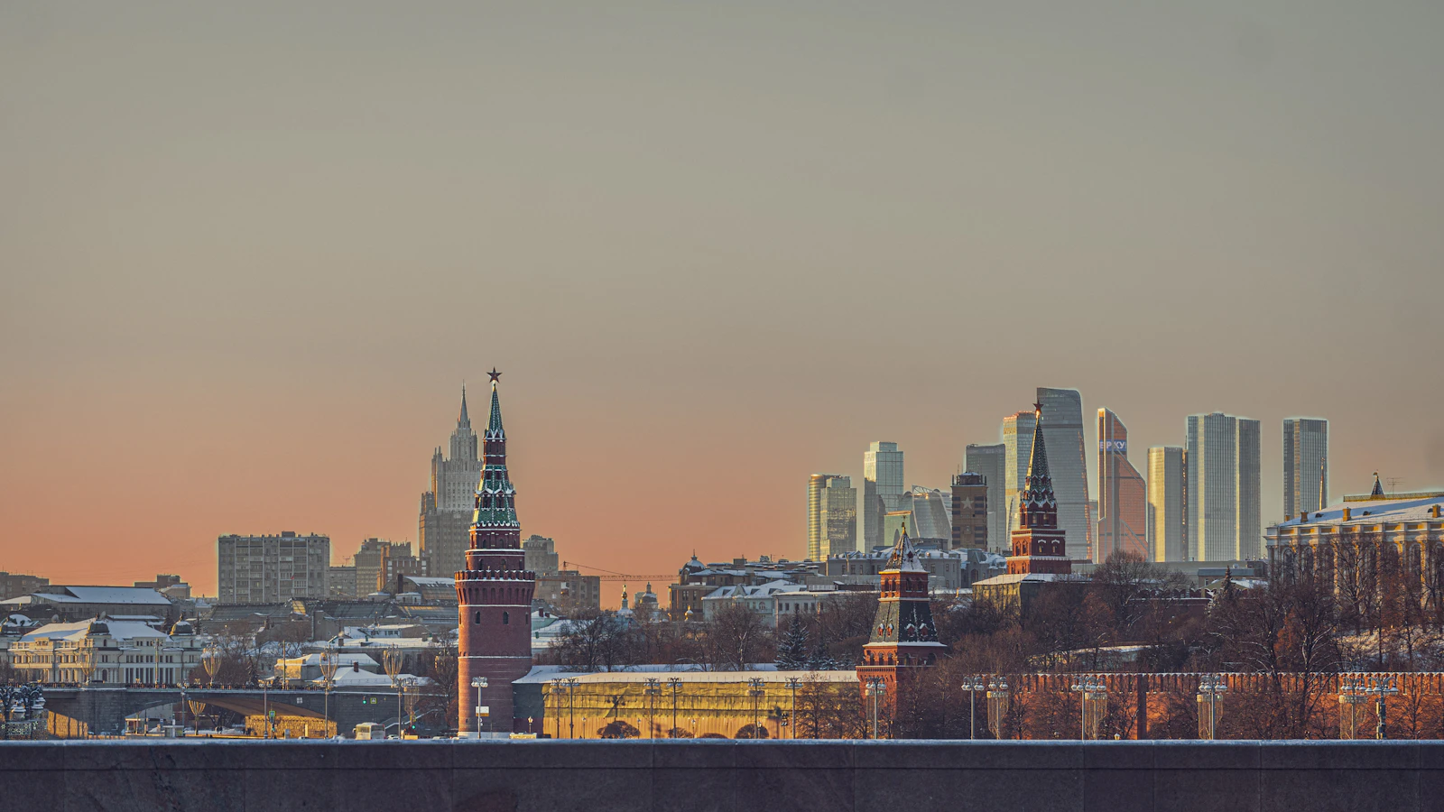 Кремль и башни Москва-Сити в дымке